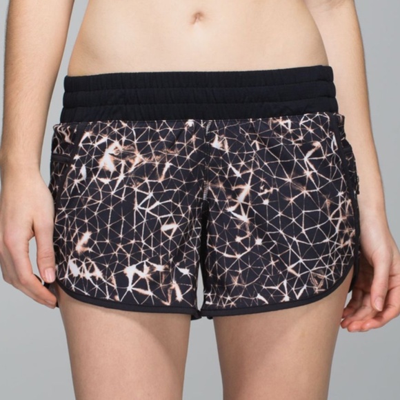 LULULEMON | Tracker Short III *4-way Stretch in Star Crushed Multi/Black - Picture 2 of 13